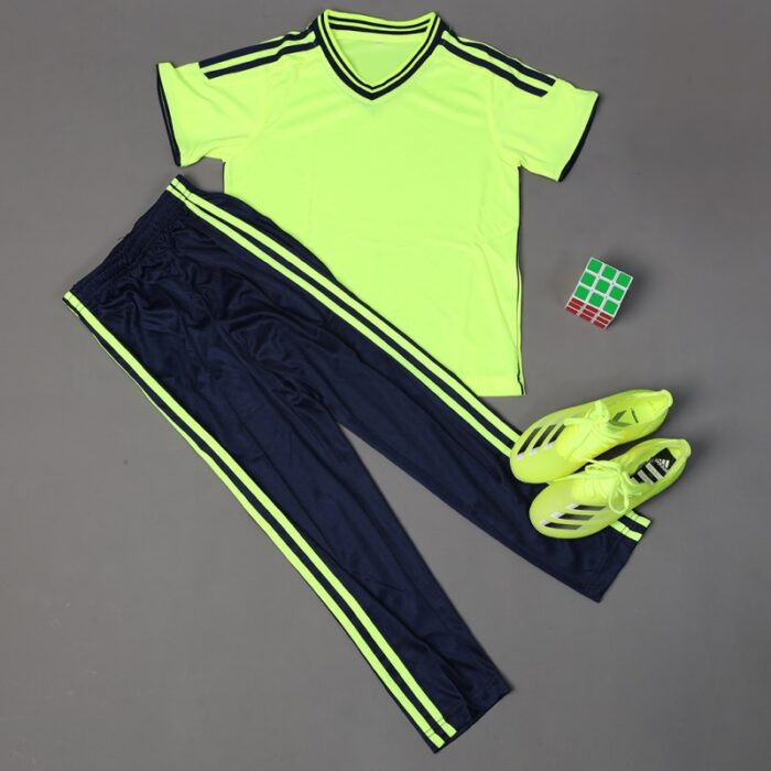 ⁦طقم رياضي (تيشيرت وبنطلون) للأطفال لون أصفر وأسود⁩ - الصورة ⁦2⁩