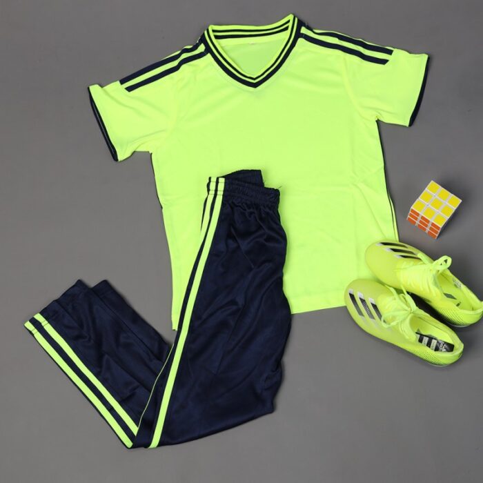 ⁦طقم رياضي (تيشيرت وبنطلون) للأطفال لون أصفر وأسود⁩ - الصورة ⁦3⁩