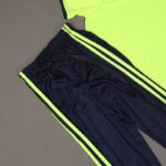 ⁦طقم رياضي (تيشيرت وبنطلون) للأطفال لون أصفر وأسود⁩ - الصورة ⁦11⁩