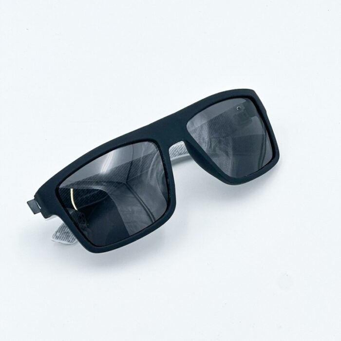 ⁦نظارة شمسية بإطار بلاستيكي لون رمادي وأسود⁩ - الصورة ⁦2⁩