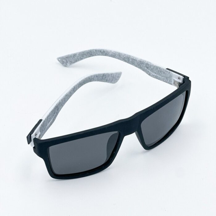 ⁦نظارة شمسية بإطار بلاستيكي لون رمادي وأسود⁩ - الصورة ⁦3⁩