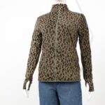 ⁦بلوزة فيليز بأكمام وقبة طويلة للنساء لون مموه زيتي واسود⁩ - الصورة ⁦2⁩