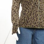 ⁦بلوزة فيليز بأكمام وقبة طويلة للنساء لون مموه زيتي واسود⁩ - الصورة ⁦4⁩