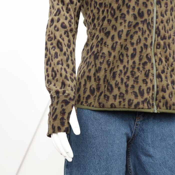 ⁦بلوزة فيليز بأكمام وقبة طويلة للنساء لون مموه زيتي واسود⁩ - الصورة ⁦4⁩