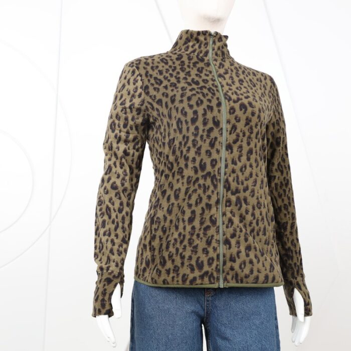 ⁦بلوزة فيليز بأكمام وقبة طويلة للنساء لون مموه زيتي واسود⁩ - الصورة ⁦5⁩