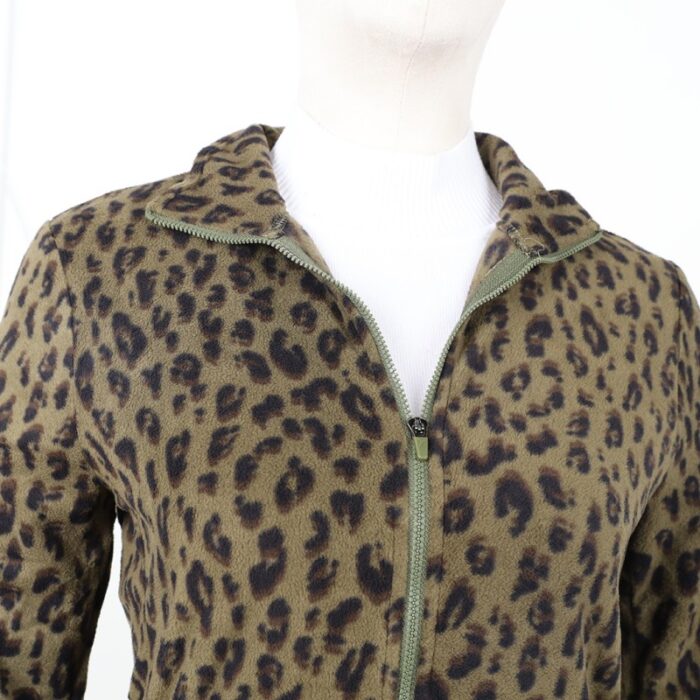 ⁦بلوزة فيليز بأكمام وقبة طويلة للنساء لون مموه زيتي واسود⁩ - الصورة ⁦8⁩