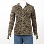 ⁦بلوزة فيليز بأكمام وقبة طويلة للنساء لون مموه زيتي واسود⁩ - الصورة ⁦9⁩