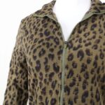 ⁦بلوزة فيليز بأكمام وقبة طويلة للنساء لون مموه زيتي واسود⁩ - الصورة ⁦10⁩