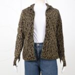 ⁦بلوزة فيليز بأكمام وقبة طويلة للنساء لون مموه زيتي واسود⁩ - الصورة ⁦11⁩