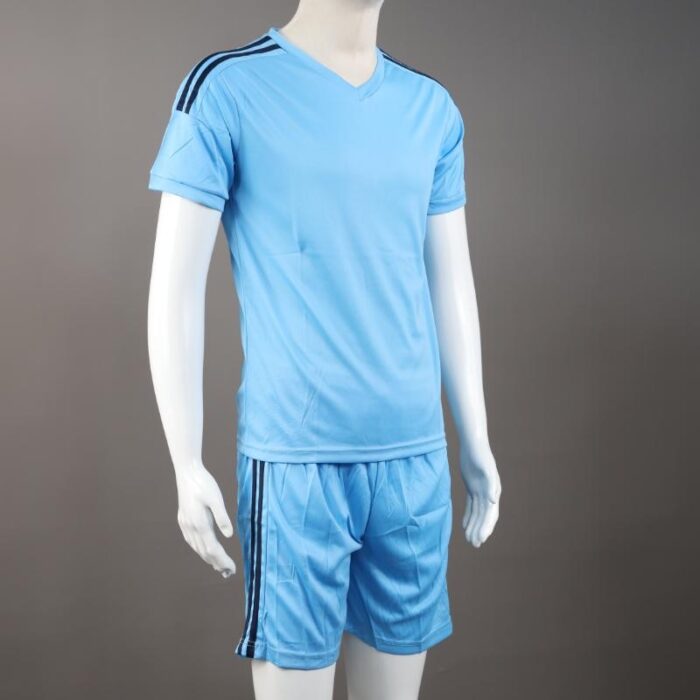 ⁦طقم رياضي (تيشيرت وشورت) للشباب لون أزرق فاتح⁩ - الصورة ⁦3⁩