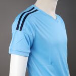 ⁦طقم رياضي (تيشيرت وشورت) للشباب لون أزرق فاتح⁩ - الصورة ⁦5⁩