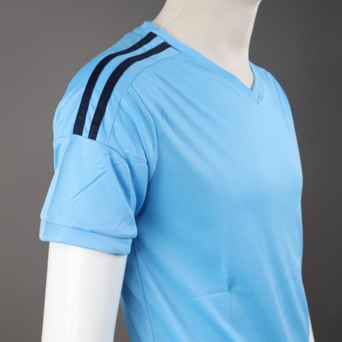 ⁦طقم رياضي (تيشيرت وشورت) للشباب لون أزرق فاتح⁩ - الصورة ⁦5⁩