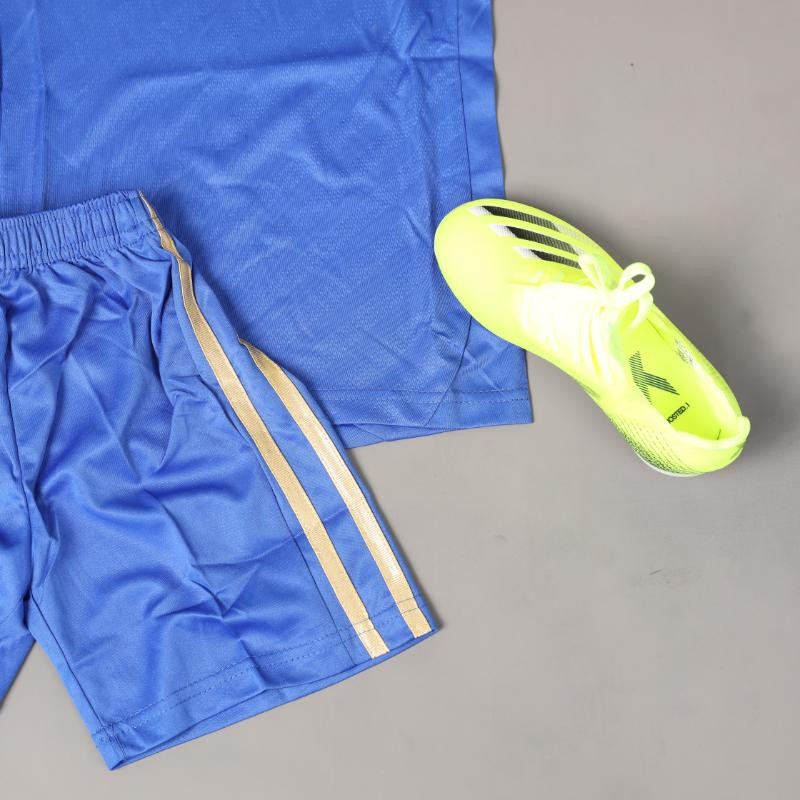 ⁦طقم رياضي (تيشيرت وشورت) للشباب لون أزرق⁩ - الصورة ⁦1⁩