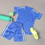 ⁦طقم رياضي (تيشيرت وشورت) للشباب لون أزرق⁩ - الصورة ⁦2⁩