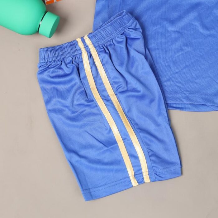 ⁦طقم رياضي (تيشيرت وشورت) للشباب لون أزرق⁩ - الصورة ⁦3⁩