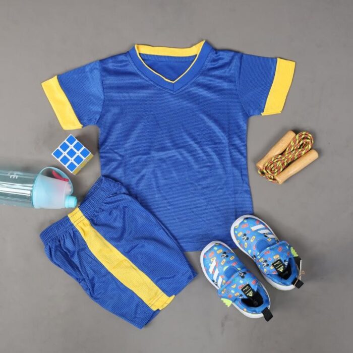 ⁦طقم رياضي (تيشيرت وشورت) للأطفال لون أزرق⁩ - الصورة ⁦2⁩