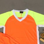 طقم رياضي (تيشيرت وشورت) للأطفال لون برتقالي وأصفر وأبيض