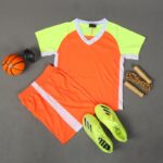 ⁦طقم رياضي (تيشيرت وشورت) للأطفال لون برتقالي وأصفر وأبيض⁩ - الصورة ⁦3⁩