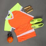⁦طقم رياضي (تيشيرت وشورت) للأطفال لون برتقالي وأصفر وأبيض⁩ - الصورة ⁦4⁩