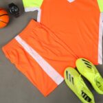 ⁦طقم رياضي (تيشيرت وشورت) للأطفال لون برتقالي وأصفر وأبيض⁩ - الصورة ⁦5⁩