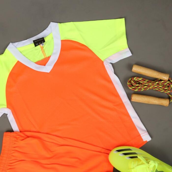 ⁦طقم رياضي (تيشيرت وشورت) للأطفال لون برتقالي وأصفر وأبيض⁩ - الصورة ⁦6⁩