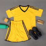 ⁦طقم رياضي (تيشيرت وشورت) للأطفال لون أصفر⁩ - الصورة ⁦2⁩