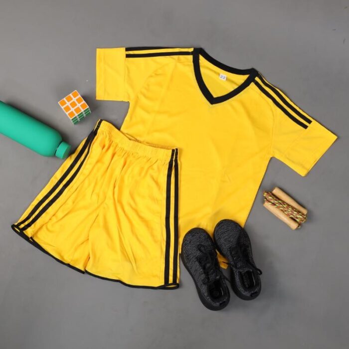 ⁦طقم رياضي (تيشيرت وشورت) للأطفال لون أصفر⁩ - الصورة ⁦3⁩
