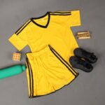 ⁦طقم رياضي (تيشيرت وشورت) للأطفال لون أصفر⁩ - الصورة ⁦4⁩