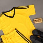 ⁦طقم رياضي (تيشيرت وشورت) للأطفال لون أصفر⁩ - الصورة ⁦5⁩