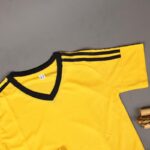 ⁦طقم رياضي (تيشيرت وشورت) للأطفال لون أصفر⁩ - الصورة ⁦6⁩