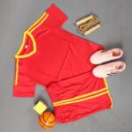 ⁦طقم رياضي (تيشيرت وشورت) للأطفال لون أحمر⁩ - الصورة ⁦5⁩