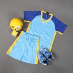 ⁦طقم رياضي (تيشيرت وشورت) للأطفال لون أزرق فاتح وكحلي وأصفر⁩ - الصورة ⁦2⁩