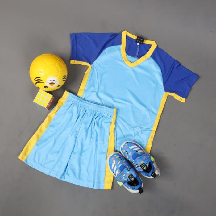 ⁦طقم رياضي (تيشيرت وشورت) للأطفال لون أزرق فاتح وكحلي وأصفر⁩ - الصورة ⁦2⁩