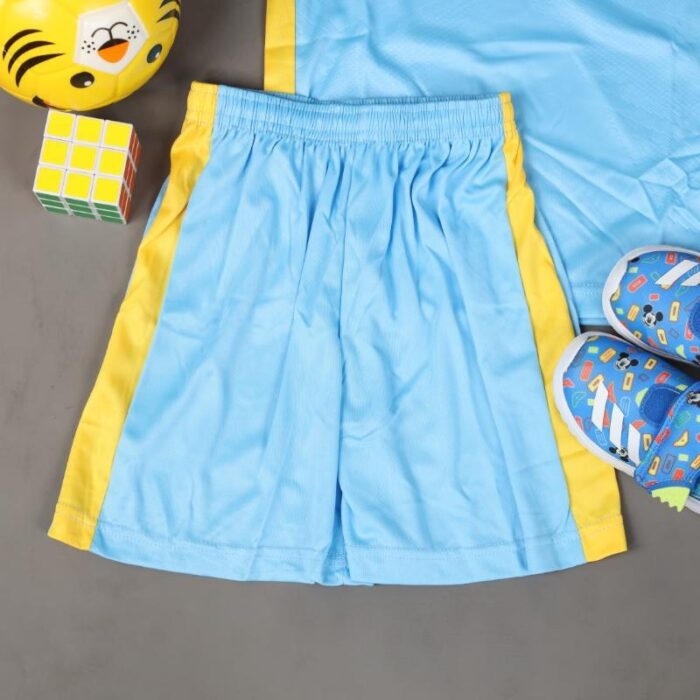 ⁦طقم رياضي (تيشيرت وشورت) للأطفال لون أزرق فاتح وكحلي وأصفر⁩ - الصورة ⁦3⁩