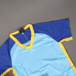 ⁦طقم رياضي (تيشيرت وشورت) للأطفال لون أزرق فاتح وكحلي وأصفر⁩ - الصورة ⁦4⁩