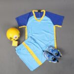 ⁦طقم رياضي (تيشيرت وشورت) للأطفال لون أزرق فاتح وكحلي وأصفر⁩ - الصورة ⁦5⁩