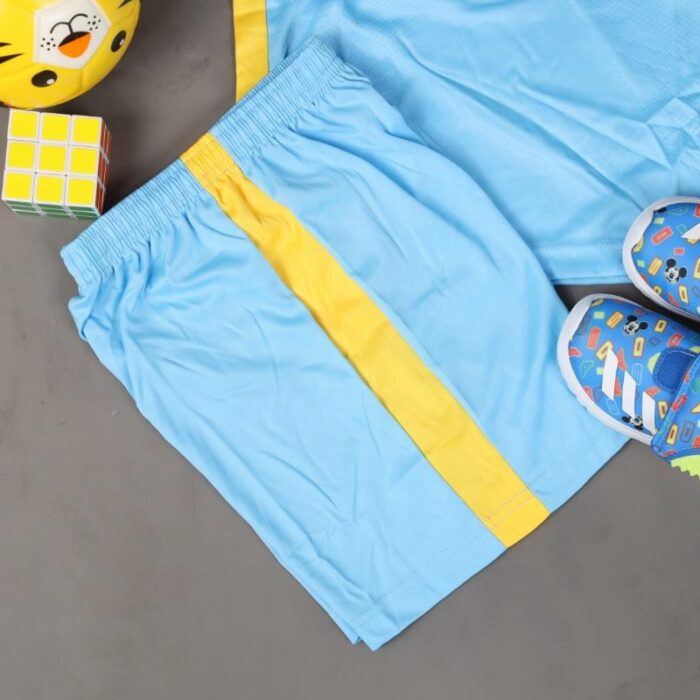 ⁦طقم رياضي (تيشيرت وشورت) للأطفال لون أزرق فاتح وكحلي وأصفر⁩ - الصورة ⁦6⁩