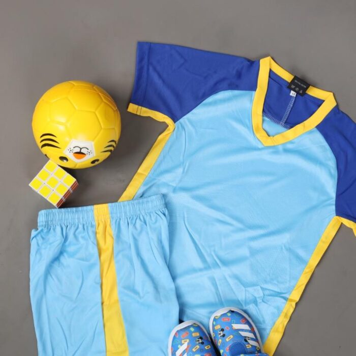 ⁦طقم رياضي (تيشيرت وشورت) للأطفال لون أزرق فاتح وكحلي وأصفر⁩ - الصورة ⁦7⁩