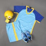 ⁦طقم رياضي (تيشيرت وشورت) للأطفال لون أزرق فاتح وكحلي وأصفر⁩ - الصورة ⁦8⁩