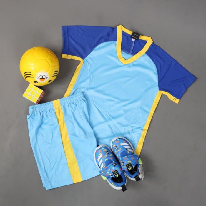 ⁦طقم رياضي (تيشيرت وشورت) للأطفال لون أزرق فاتح وكحلي وأصفر⁩ - الصورة ⁦8⁩
