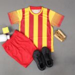 ⁦طقم رياضي (تيشيرت وشورت) للأطفال لون مخطط طولي أحمر وأصفر⁩ - الصورة ⁦2⁩