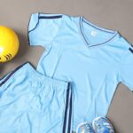 ⁦طقم رياضي (تيشيرت وشورت) للأطفال لون أزرق فاتح⁩ - الصورة ⁦2⁩