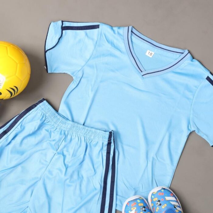 ⁦طقم رياضي (تيشيرت وشورت) للأطفال لون أزرق فاتح⁩ - الصورة ⁦2⁩