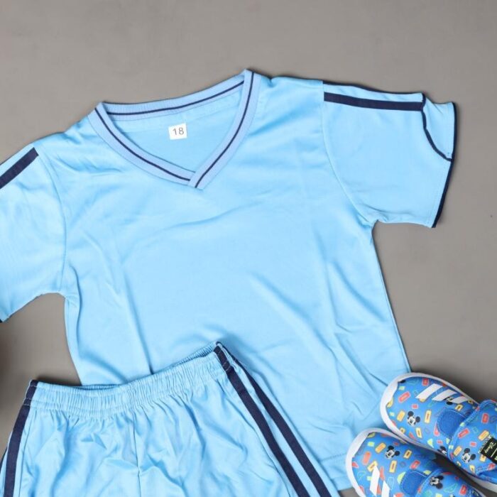 ⁦طقم رياضي (تيشيرت وشورت) للأطفال لون أزرق فاتح⁩ - الصورة ⁦3⁩