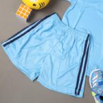 ⁦طقم رياضي (تيشيرت وشورت) للأطفال لون أزرق فاتح⁩ - الصورة ⁦4⁩