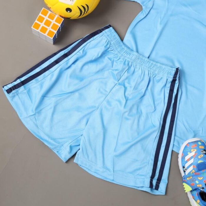 ⁦طقم رياضي (تيشيرت وشورت) للأطفال لون أزرق فاتح⁩ - الصورة ⁦4⁩