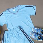 ⁦طقم رياضي (تيشيرت وشورت) للأطفال لون أزرق فاتح⁩ - الصورة ⁦5⁩