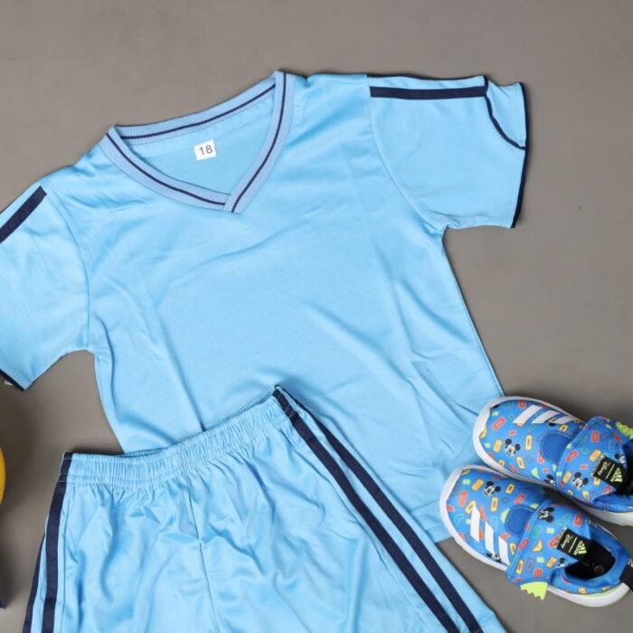 ⁦طقم رياضي (تيشيرت وشورت) للأطفال لون أزرق فاتح⁩ - الصورة ⁦5⁩
