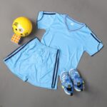 ⁦طقم رياضي (تيشيرت وشورت) للأطفال لون أزرق فاتح⁩ - الصورة ⁦6⁩