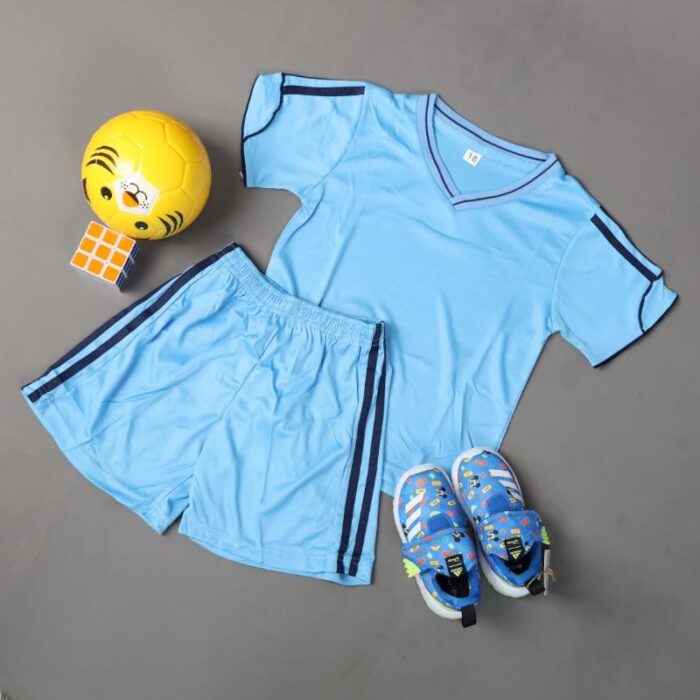 ⁦طقم رياضي (تيشيرت وشورت) للأطفال لون أزرق فاتح⁩ - الصورة ⁦6⁩